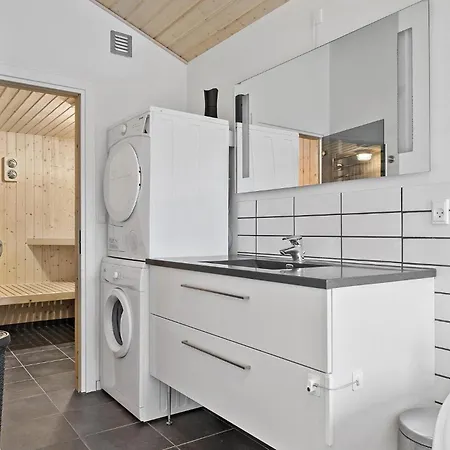 4 Bedroom Lovely In Dom wakacyjny Tarm