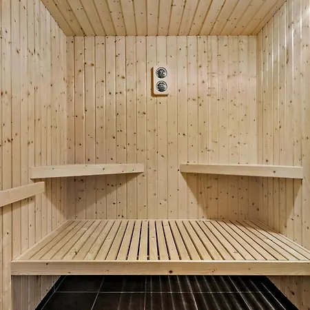 Dom wakacyjny 4 Bedroom Lovely In *