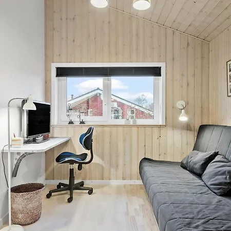 Dom wakacyjny 4 Bedroom Lovely In *