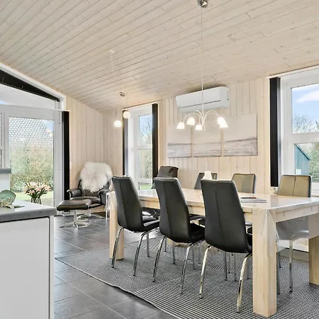 Dom wakacyjny 4 Bedroom Lovely In