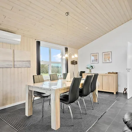 4 Bedroom Lovely In Dom wakacyjny Tarm